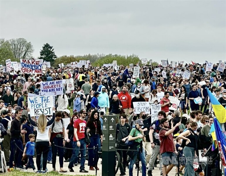 美國10萬人聚集美國華府的華盛頓國家廣場,上街抗議川普政策,憂關稅推升物價高舉Hands Off標語。(中央社)