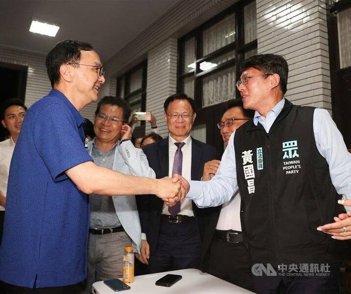 國民黨與民眾黨將舉辦在野領袖峰會,國民黨主席朱立倫(前左)、台灣民眾黨主席黃國昌(前右)將出席。圖為朱立倫去年5月16日到立法院與黃國昌握手。(中央社檔案照片)