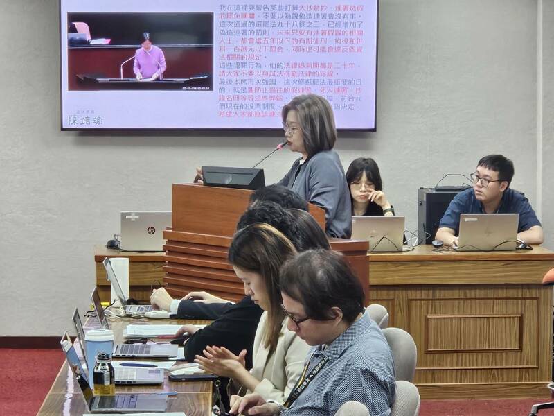 民進黨立委陳培瑜23日質詢時,質疑國民黨連署爭議這麼多,卻安排自相矛盾的報告。(Photo by 呂翔禾/台灣醒報)