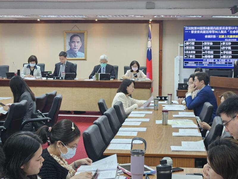 立法院內政委員會23日討論《社維法》有關黃牛與噪音管制的修法方向。(Photo by 呂翔禾/台灣醒報)
