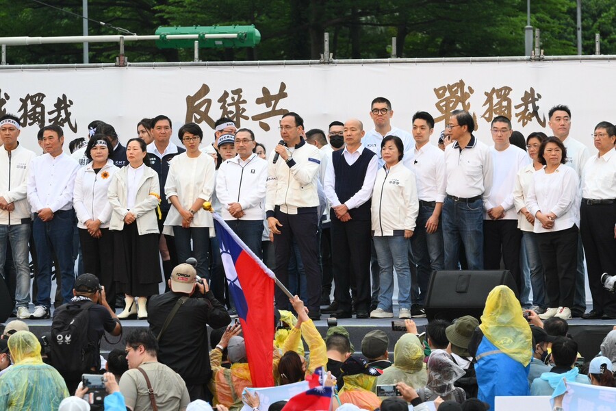 在野黨26日的遊行上,各個領袖都有不同訴求。(國民黨提供)