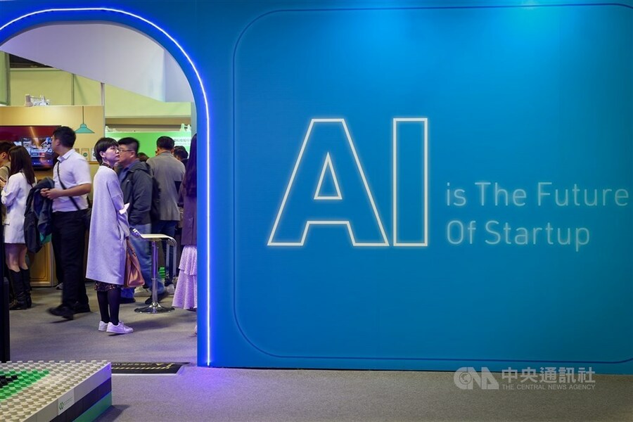 立法院教育及文化委員會舉行AI基本法公聽會,學者專家建議,立法進度應加速,並加入台灣產業特色,建立繁體中文大型語言模型。數發部說明,繁中資料庫部分已努力在做,但需時間累積,資料治理會盡力推「標準授權條款」。(中央社)