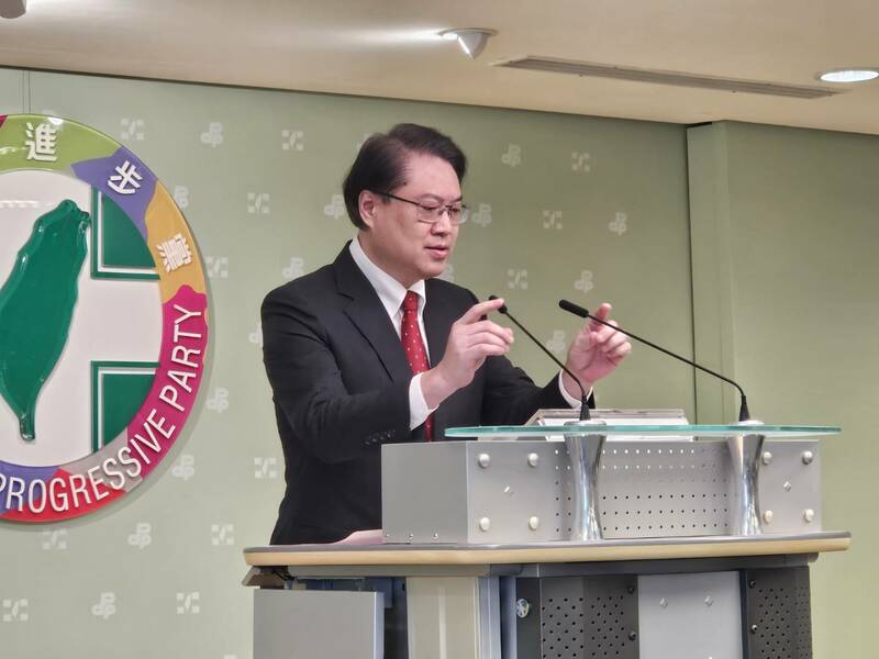 民進黨秘書長林右昌29日於記者會表示,民進黨僅協助罷團連署,並非主導罷免。(Photo by 呂翔禾/台灣醒報)