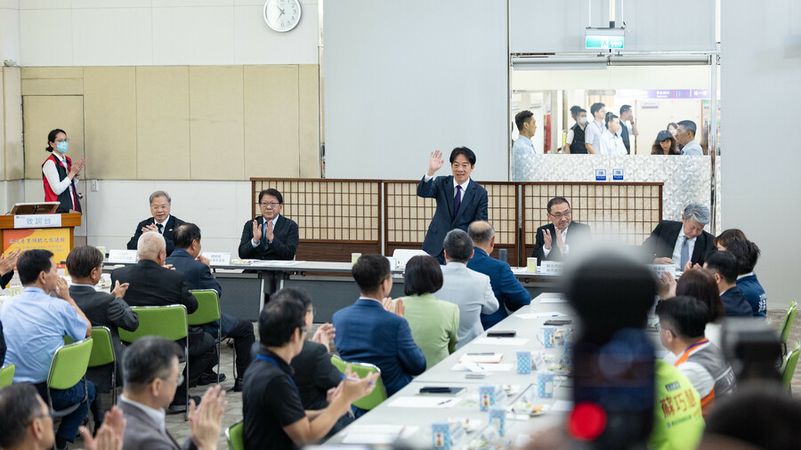 總統賴清德與卓榮泰近日積極到各地進行產業傾聽之旅,展現政府希望能協助廠商渡過關稅戰的決心。(總統府)
