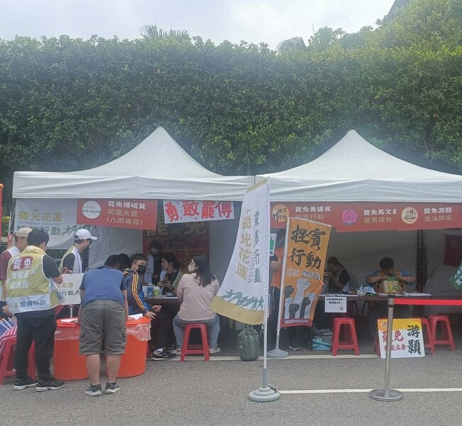 大罷免藍委活動中,許多年輕人踴躍協助連署、宣講、架設網站、製作文宣品,展現跳脫政黨動員外的自主性。(台東挫賓行動-罷免黃建賓立委FB粉專)