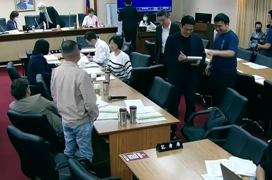 立法院內政委員會5日審查《社會秩序維護法》,經協商通過黃牛罰則從1.8萬提升到3萬。(直播截圖)