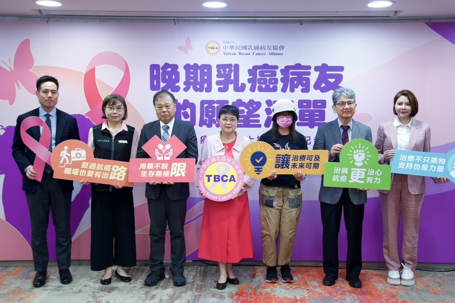 乳癌病友協會與跨黨立委7日呼籲加速新藥給付、提供晚期乳癌病友更多輔助性服務。(陳菁徽辦公室提供)