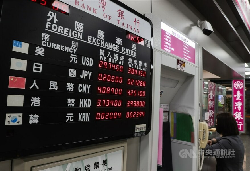 台幣美金匯率前幾天劇烈爬升,嚇壞了不少投資人跟企業主。當時外界多把矛頭指向美國政府,認為政府是屈從於美國關稅談判壓力,才會放手讓匯率上升。(中央社)