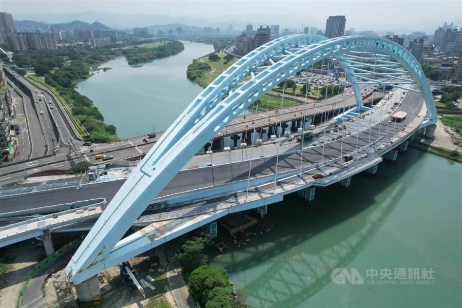 橋就是機會,沒有橋,我們可能早就在「惡水」中溺斃。(中央社)