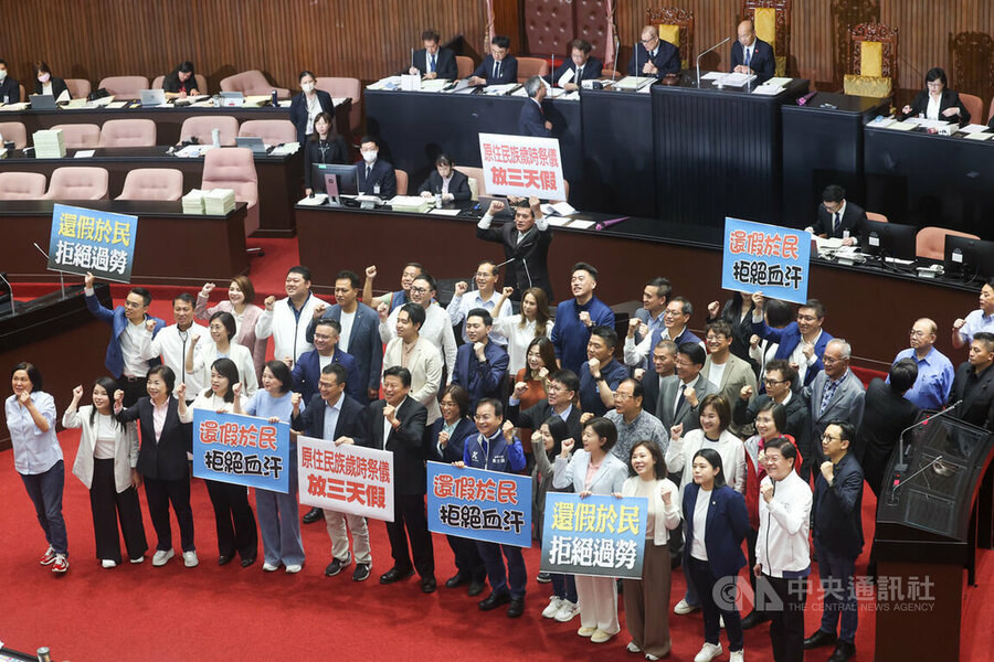 國會中仍有許多民生法案,藍白或可在大罷免投票前積極立法,或可適度緩解大罷免的選情。(中央社)