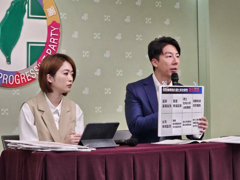 民進黨團12日召開記者會,批評藍白在國會亂刪國防預算、亂擋國安法案。(Photo by 呂翔禾/台灣醒報)