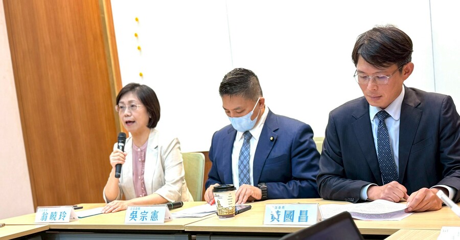 憲法法庭下午召開《憲訴法》釋憲案的非正式說明會。翁曉玲、吳宗憲與黃國昌先召開記者會表達不滿。(翁曉玲辦公室提供)