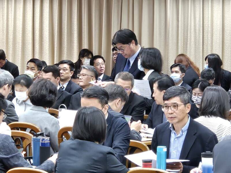 藍委張智倫詢問陸委會主委邱垂正藝人矮化言論何時查處?邱垂正回應說最近很快就會處理。(Photo by 呂翔禾/台灣醒報)