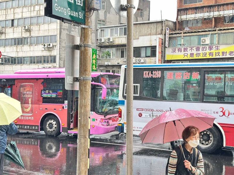 有一段時間不搭公車了,但要是捷運到不了的地方,就要靠公車。(中央社)