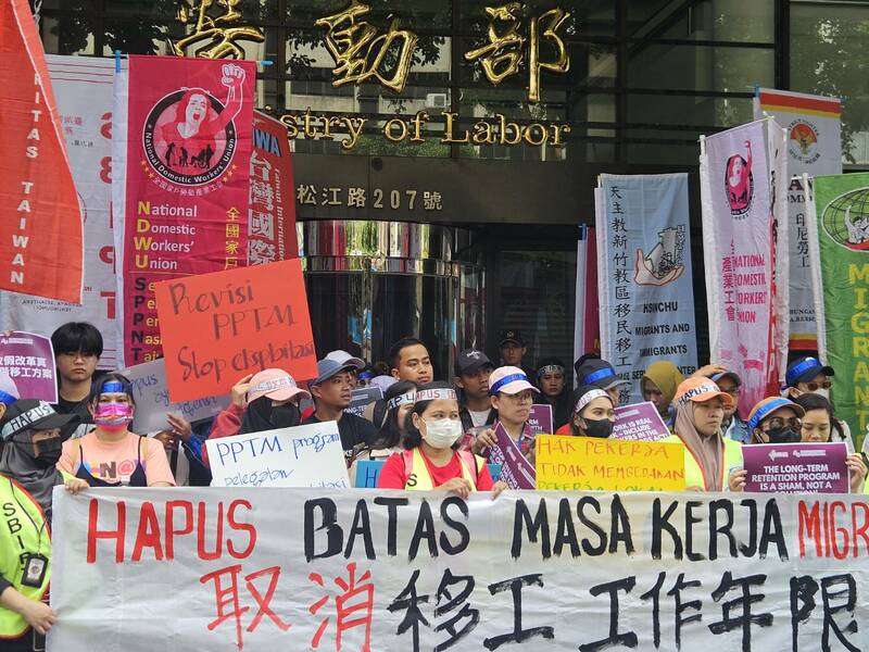 移工團體18日前往勞動部抗議,盼政府取消移工12到14年的工作年限,藉此穩定在台工作。(Photo by 呂翔禾/台灣醒報)