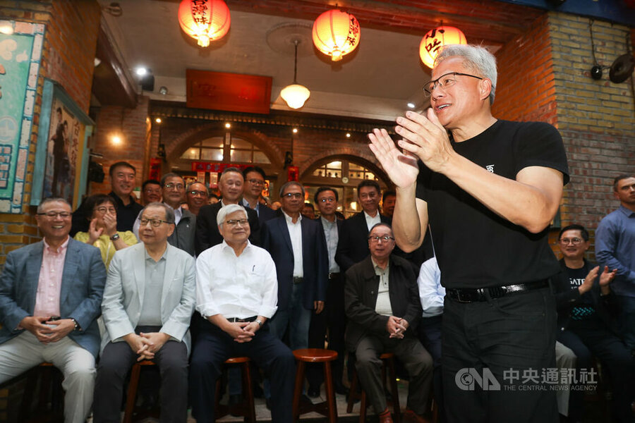 輝達的高階晶片由全球最大晶片代工廠台積電製造,黃仁勳17日旋風來台,首日即宴請台積電董事長魏哲家及經營高層,其重要性不言而喻。(中央社)