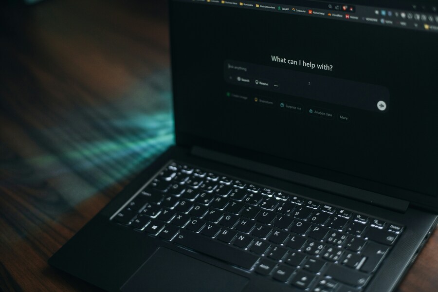 研究指出,大型語言模型(LLM)在無外界參與之下進行群體交流時,擁有人類表達意見和溝通能力。(Photo by Aerps.com on Unsplash under C.C License)