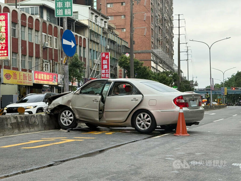 三峽北大國小前小汽車暴衝造成多人死傷,以肇事者年歲高,帶風向地說社會過度包容老年、資深駕駛易有路怒症行為。(中央社)