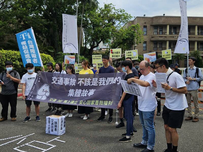 還路於民等民團22日於行政院門口請願,盼交通部徹底檢討駕訓、記點等制度,建立以行人為本的運輸系統。(Photo by 呂翔禾/台灣醒報)