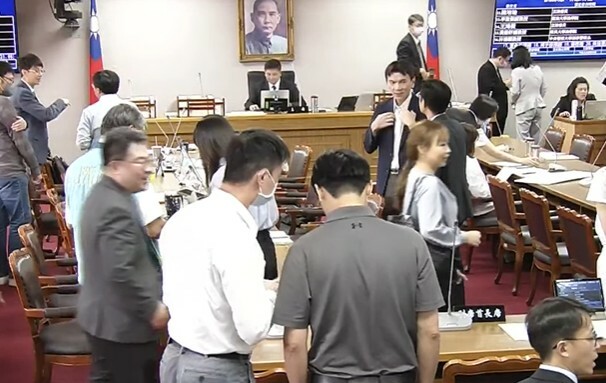 立法院公聽會上,藍白立委呼籲兒虐刑度應提高到無期徒刑與死刑。(直播截圖)