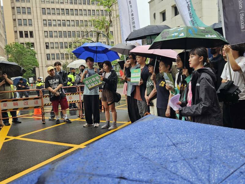 跨黨與路權團體25日上街遊行,呼籲交通部儘速建立駕駛回訓制度。(Phot o by 呂翔禾/台灣醒報)