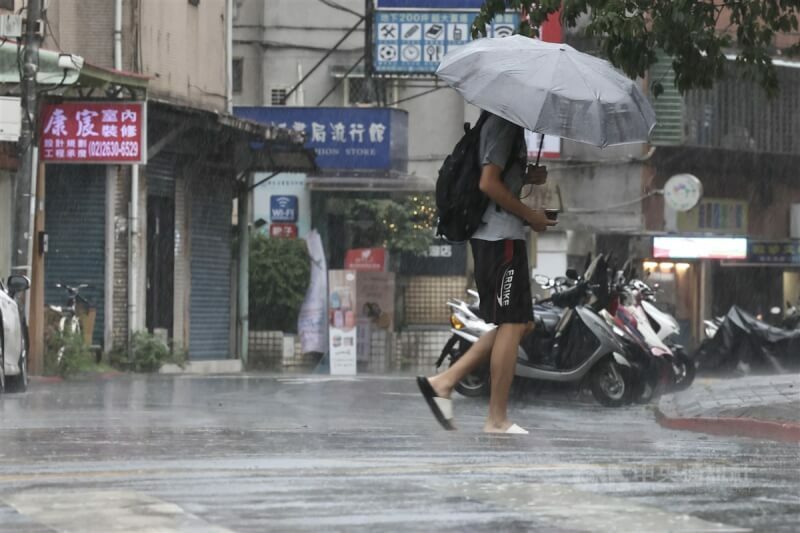 中央氣象署提醒,26到28日天氣雖好轉,但也要注意短暫陣雨。29日起將有大範圍降雨。(中央社)