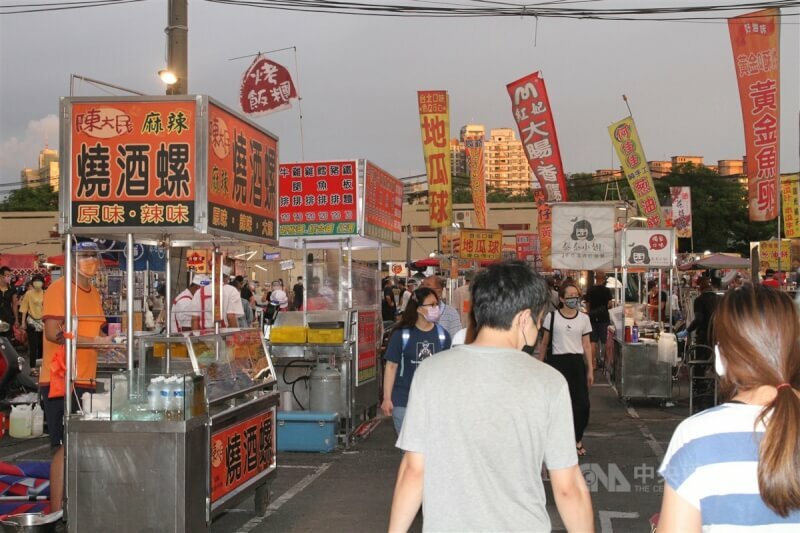 衛福部4日公布攤商料理時,不能同時拿錢的新食安規定引發討論,相關官員5日在各場合澄清相關法規的疑慮。(中央社)