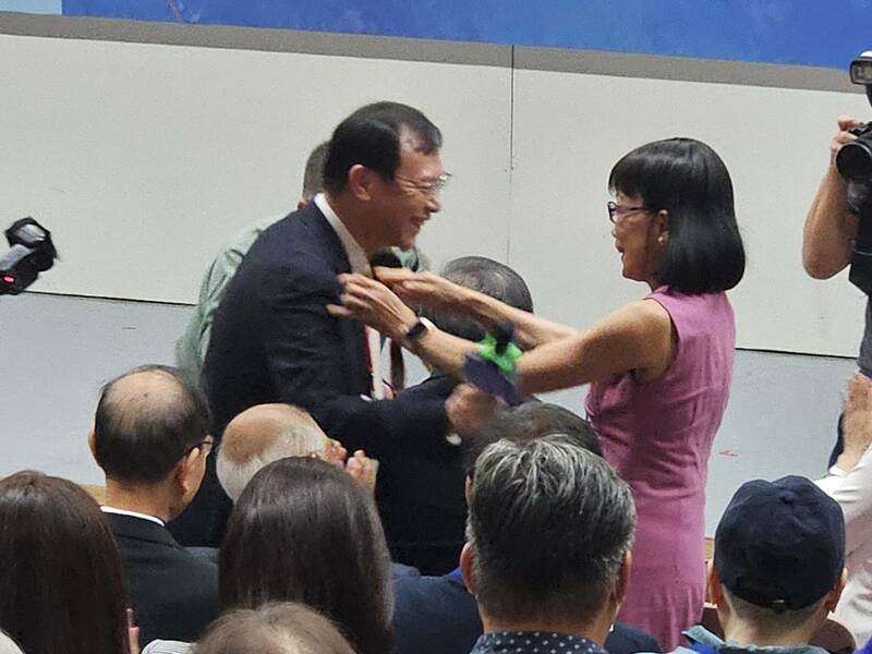 前衛生署長林芳郁的妻子林靜芸(右)與健保署長石崇良(左)22日在林靜芸的新書發表會上溫情擁抱,此書談及照顧失智5年的林芳郁的心路歷程。(Photo by 呂翔禾/台灣醒報)