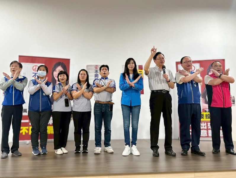 面對大罷免成案,許多國民黨區域立委紛紛加強媒體曝光與舉辦座談會,因應規模形同選舉。(萬美玲辦公室提供)