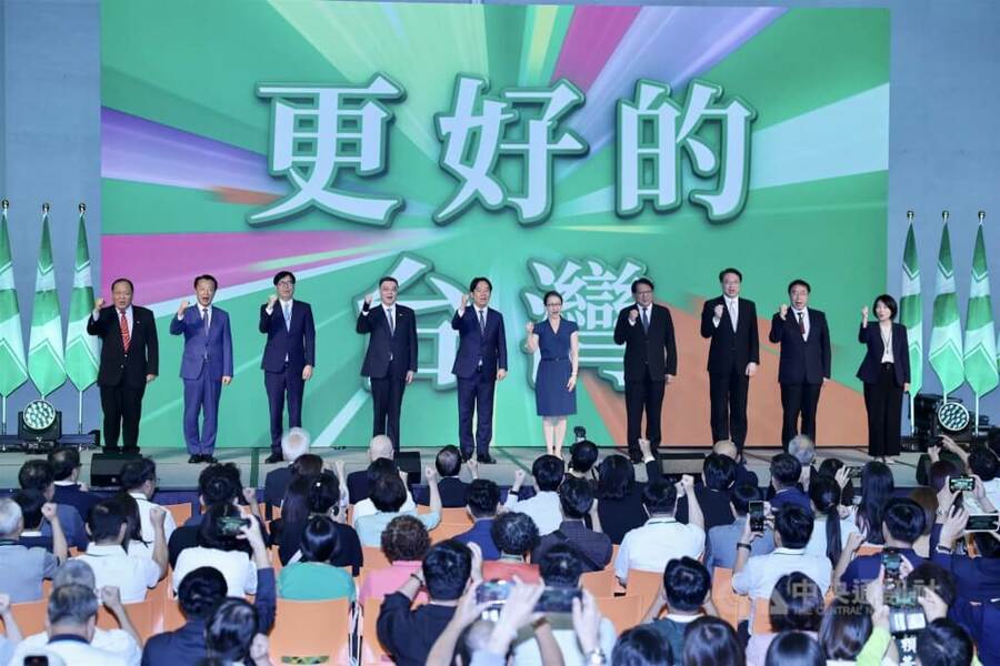 民進黨28日下午在台北舉行第21屆第2次全國黨員代表大會,主軸為「更好的民主,更好的台灣」,總統賴清德(左5)、副總統蕭美琴(右5)及行政院長卓榮泰(左4)與黨籍縣市長在舞台上高呼口號,團結士氣。(中央社)