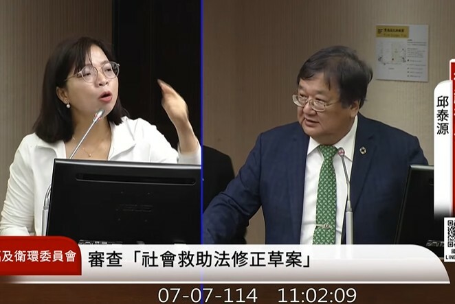 民進黨立委林淑芬7日罕見嗆衛福部不作為,衛福部長邱泰源也罕見拍桌表達不滿。(直播截圖)