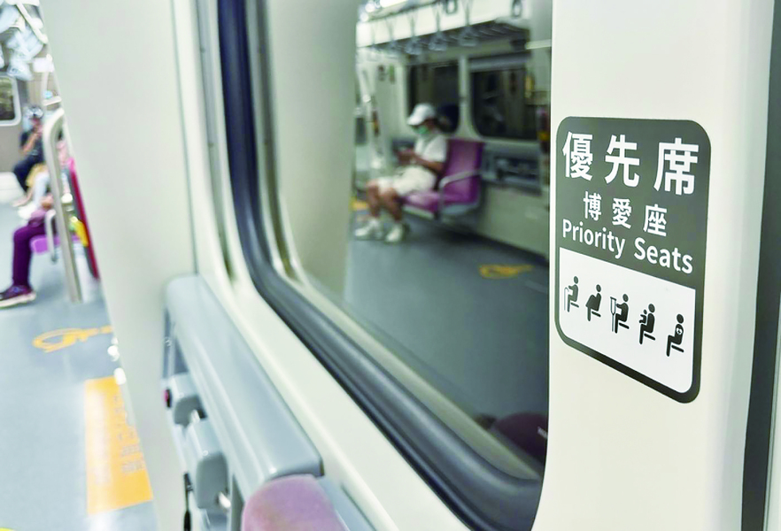 立法院會15日三讀修正通過《身心障礙者權益保障法》第53條修正草案,將現行「博愛座」改為「優先席」。(圖為台鐵車廂優先席標示/中央社)