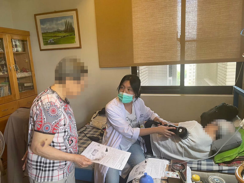 衛福部與家總22日合作,推廣家庭照護專員,可協助家庭長照照顧者減輕身心負擔。(中央社示意圖)