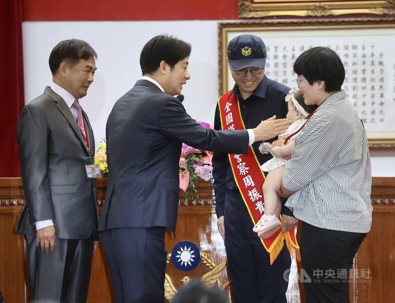 總統賴清德(左)在內政部警政署出席114年警察節慶祝大會,圖為賴總統頒獎表揚員警勤務持續辛勞繁重的模範警察,並慰問其眷屬。(中央社)