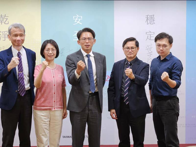 民眾黨4日啟動「重啟核三」公投宣傳,並介紹5位正方辯論代表。(Photo by 呂翔禾/台灣醒報)