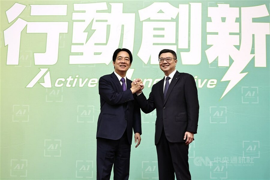 艱辛的選舉過程中,大家建立革命情感,民主時代,「忠」的界說就寬鬆多了。圖為賴總統和卓院長。(中央社)