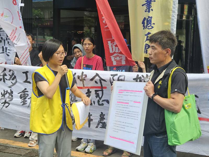 勞團12日於勞動部門口抗議,呼籲政府將仲介公司視為「雇主代理人」,保障移工免於仲介壓榨與施壓。(Photo by 呂翔禾/台灣醒報)