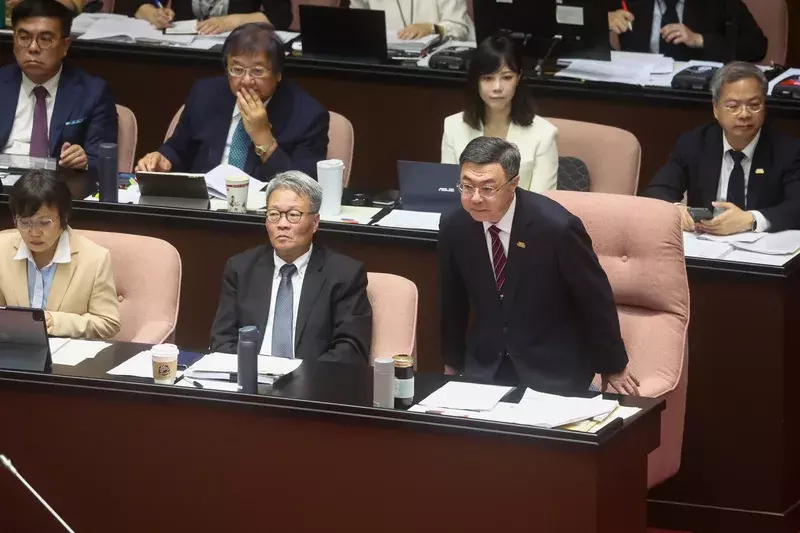 行政院長卓榮泰(圖)12日率相關部會首長赴立法院,提出「丹娜絲颱風及728豪雨災後復原重建」專案報告並備質詢。(中央社)