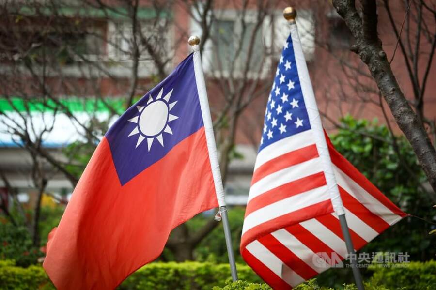 中華民國國旗(左)與美國國旗。(中央社檔案照片)