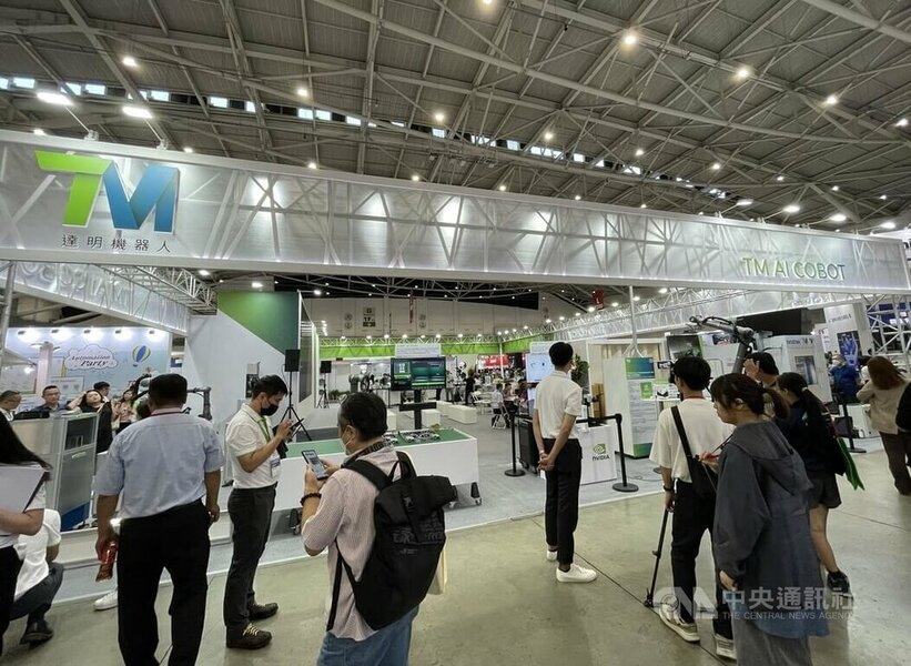 台灣機器人與智慧自動化展,整合人工智慧(AI)的機器人和自動化軟硬體應用成為焦點。圖為2024年展會現場達明機器人展區。(中央社)