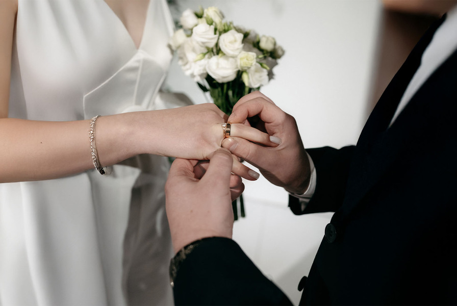 結婚不只是感情,更是法律關係,多了解彼此想法,同時簽下「婚前協議書」,對雙方都更有保障。(網路截圖)