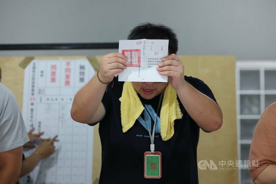 2025 年台灣的「大罷免」與「核能公投」,為全球民主政治上了一堂深刻的一課──那就是民主鞏固的真義。(中央社)