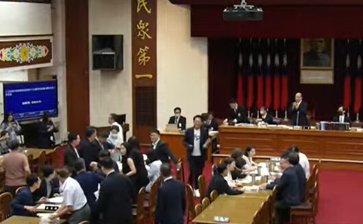 立法院25日進行修憲委員會,在確定委員會召委後隨即便宣布散會。(直播截圖)