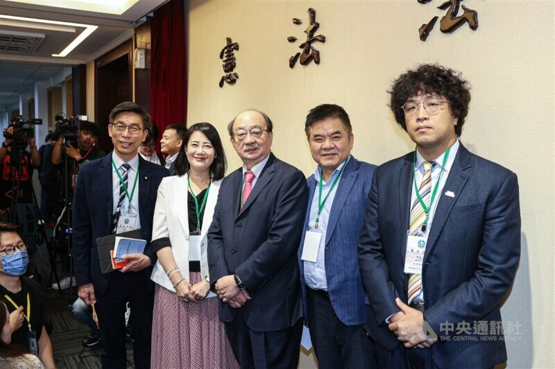民進黨不分區立委柯建銘、沈伯洋與王義川等人在大罷免頻失言,遭外界點名該下台負責。(中央社示意圖)
