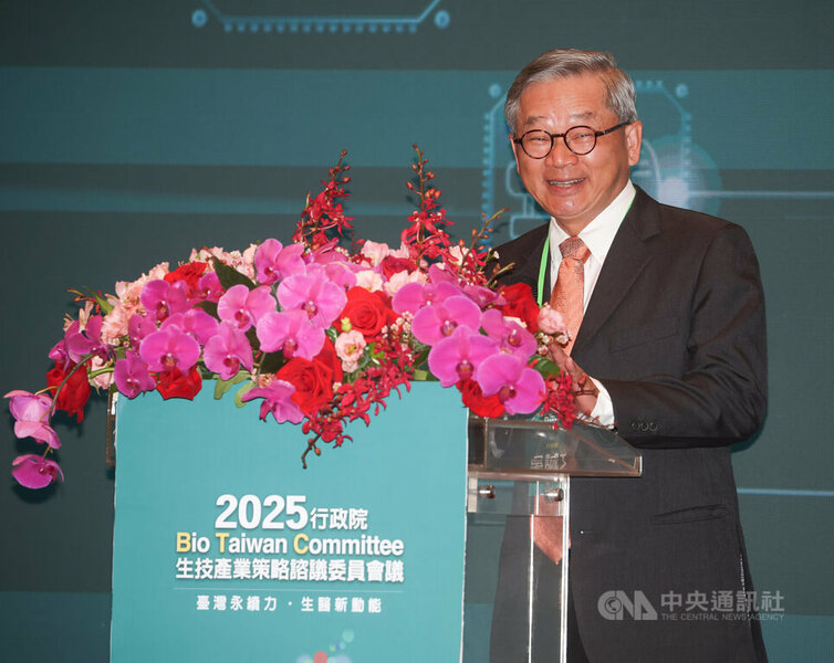 行政院政務委員吳誠文(圖)25日表示,114年行政院將成立健康數據服務公司,希望帶動民間產業推動健康數據的服務應用。(中央社)