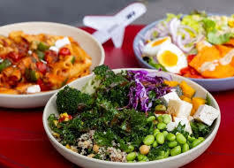 白委與環團28日呼籲教育部修改「校園蔬食日」食譜,讓餐點能好吃又兼顧永續與減碳教育。(中央社示意圖)