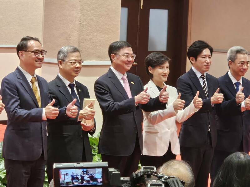行政院1日舉行秘書長交接典禮,新秘書長張惇涵上任,接替轉任經濟部長的龔明鑫。(Photo by 呂翔禾/台灣醒報)