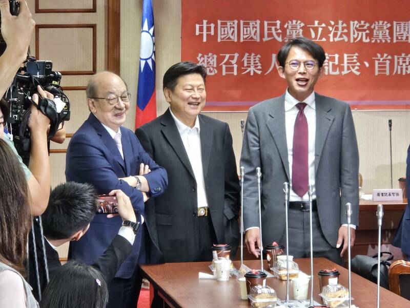 國民黨團1日進行黨團幹部交接典禮,三黨總召難得有說有笑。(Photo by 呂翔禾/台灣醒報)