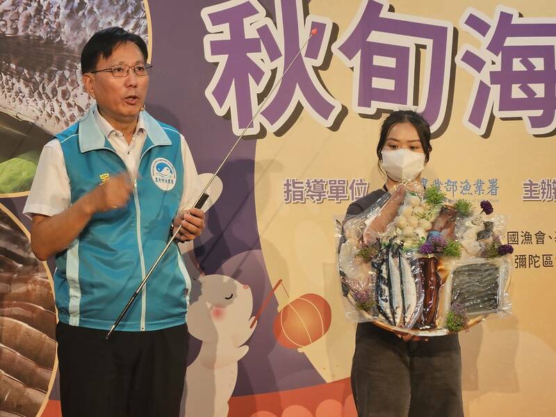 漁業署8日宣傳中秋燒烤海產組合,盼民眾踴躍支持台灣漁產。(Photo by 呂翔禾/台灣醒報)