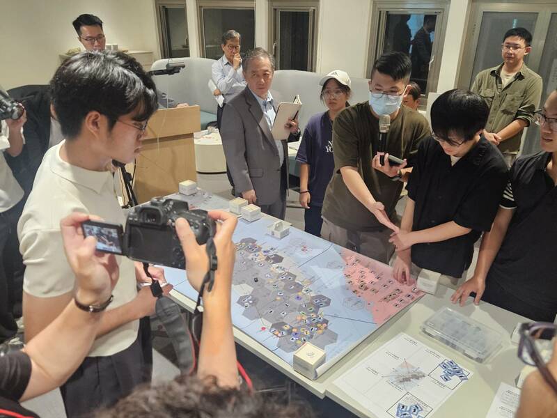 台大國安社9日晚間舉行科普兵推,邀請大學生參與模擬,並由前參謀總長、前美國國防部官員與學者評析。(Photo by 呂翔禾/台灣醒報)